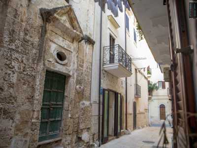 Tra le chicche di questa zona di Mola va citata la cappella di San Giacomo, situata nell�omonima e silenziosa stradina. Eretta in occasione della fine dell�epidemia di peste che colp� il barese nel 1690, anch�essa risulta sempre chiusa
